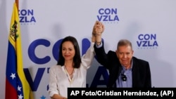 ARCHIVO - El candidato presidencial de la oposición Edmundo González y la líder opositora María Corina Machado en una conferencia de prensa en Caracas, Venezuela, el lunes 29 de julio de 2024. (AP Foto/Cristian Hernández, Archivo)