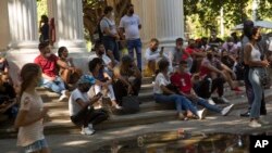 Foto de archivo. Varias personas esperan en un parque frente a la embajada de Panamá en La Habana, Cuba. (Foto AP/Ismael Francisco)