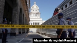 Policías bloquean una calle de acceso al Capitolio Nacional en La Habana. (Reuters/Alexandre Meneghini/Archivo)