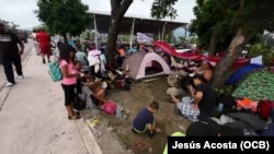 Migrantes acampan en Huixtla, antes de la partida de la caravana.