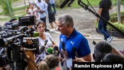 Foto Archivo. Miguel Díaz-Canel habla con medios de prensa en Cuba. (AP/Ramón Espinosa/Archivo)