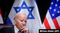 Presidente Biden hace una pausa durante una reunión con el primer ministro israelí, Benjamin Netanyahu, en Tel Aviv, 18 de octubre de 2023.