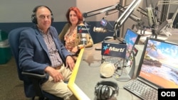 Tomás Cardoso y Patricia Martínez en uno de los estudios de Radio Martí.