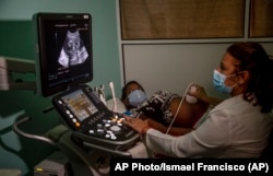 Dra. Yamilé Corona realiza ultrasonido a paciente en el Hospital de Maternidad Leonor Pérez, de Centro Habana. La fecundidad de las cubanas está por debajo del reemplazo .