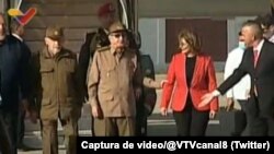 Raúl Castro arriba al Aeropuerto Internacional. "Simón Bolívar", de Maiquetía, Venezuela, junto a Ramiro Valdés y otros altos funcionarios del régimen. (Captura de video/@VTVcanal8)