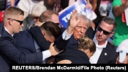 El expresidente Donald Trump después de recibir un disparo durante un mitin de campaña en Butler, Pensilvania, el 13 de julio de 2024. (REUTERS/Brendan McDermid)