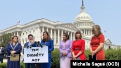 Presentación de la Ley Dignidad, 23 de mayo del 2023. De izquierda a derecha: los congresistas Jenniffer González Colón, Mike Lawler, María Elvira Salazar, Verónica Escobar, Kathy Manning y Hillary Scholten.