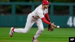 El campocorto de los Filis de Filadelfia, Trea Turner, expulsa a Gabriel Moreno de los Diamondbacks de Arizona en el cuato inning. (AP Photo/Brynn Anderson)