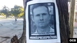 Un cartel que exige la libertad del preso político José Daniel Ferrer García aparece colgado en un árbol de una calle de Santiago de Cuba. (Facebook/UNPACU/Archivo)