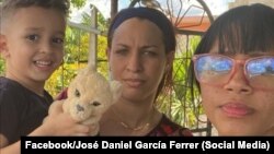 Nelva Ismaray Ortega, esposa de José Daniel Ferrer, junto a dos de los hijos del preso político. (Facebook/José Daniel García Ferrer)