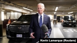 El presidente Biden habla con la prensa tras su reunión con la viuda y la hija del difunto líder de la oposición rusa Alexei Navalny en San Francisco, California, EE.UU., el 22 de febrero de 2024. REUTERS/Kevin Lamarque