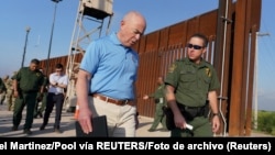 El Secretario de Seguridad Nacional de EEUU, Alejandro Mayorkas, recorre una sección del muro fronterizo en Hidalgo, Texas, Estados Unidos, el 17 de mayo de 2022. Joel Martinez/Pool vía REUTERS/Foto de archivo