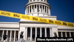 El Capitolio, sede de la Asamblea Nacional del Poder Popular, en La Habana, con una cinta amarilla de la Policía. (AP/Eliana Aponte/Archivo)