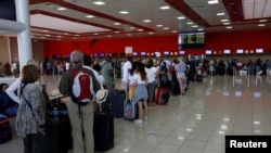 Viajeros en el Aeropuerto Internacional “José Martí” en La Habana. (REUTERS/Stringer)