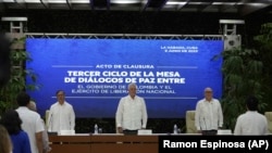 Miguel Díaz-Canel (centro), el presidente de Colombia Gustavo Petro (izq.) y el comandante del ELN Antonio García, durante la firma del cese el fuego, en La Habana, el 9 de junio. (AP/Ramon Espinosa)