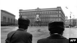 El edificio del KGB en la plaza Lubianka de Moscú durante la era soviética. Ya entonces se planificaban allí operaciones de inteligencia e híbridas. (AFP/Archivo)