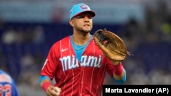 Yuli Gurriel durante el juego contra los Cubs de Chicago, este sábado, 29 de abril, en Miami. (AP/Marta Lavandier)