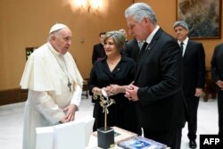 Díaz-Canel, acompañado de su esposa Lis Cuesta, durante el intercambio de regalos con el Papa Francisco. (VATICAN MEDIA/AFP)