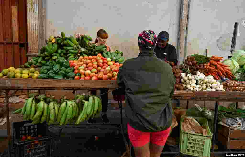 Cubanos compran comida en un puesto callejero, en La Habana, el 20 de diciembre de 2023