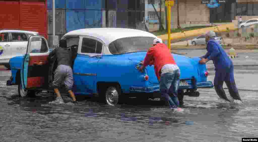 Inundaciones en zonas del litoral habanero a causa de las intensas lluvias y fuertes marejadas en la costa occidental que afectaron la isla este lunes. (Facebook Canal Caribe)