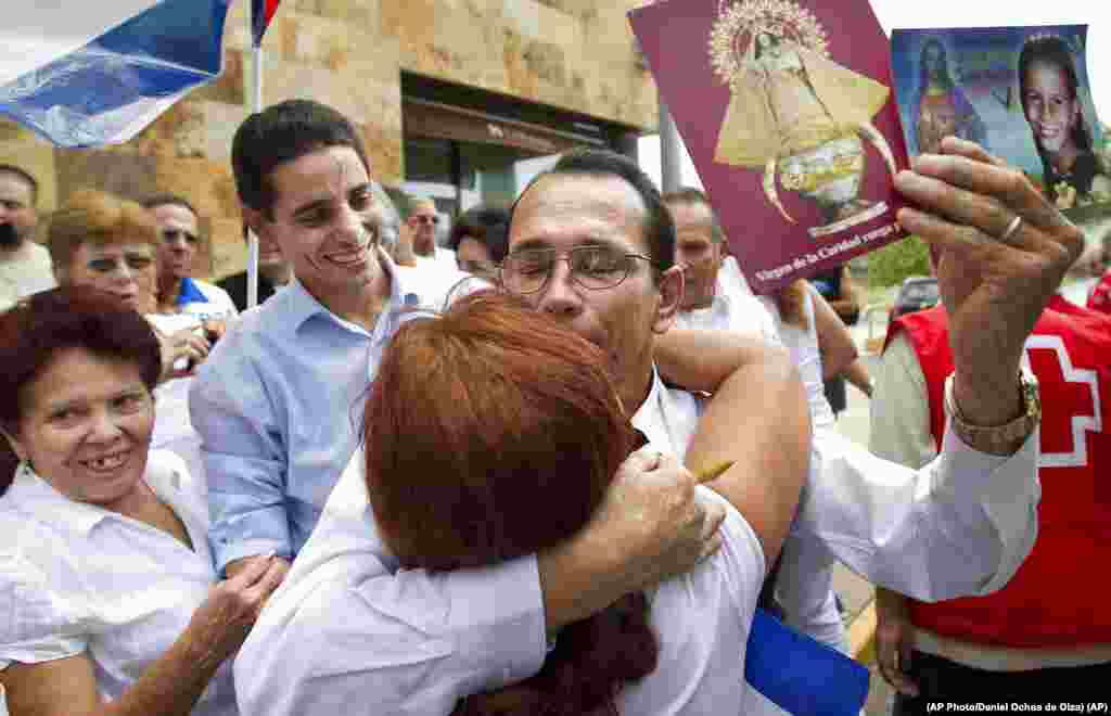 Herrera Acosta a su llegada a Madrid, España, el 19 de agosto de 2010. A su lado, el compañero del Grupo de los 75, Normando Hernández.