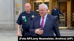 El senador estadounidense Bob Menéndez, demócrata por Nueva Jersey, abandona el tribunal federal el martes 18 de junio de 2024, en Nueva York. (Foto AP/Larry Neumeister, Archivo)