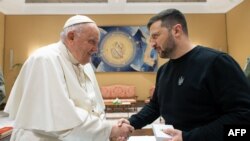 Foto tomada y distribuida como folleto el 13 de mayo de 2023 por los medios del Vaticano: El papa Francisco estrechando la mano del presidente ucraniano Volodymyr Zelensky después de una audiencia privada en el Vaticano.
Folleto / VATICAN MEDIA / AFP 