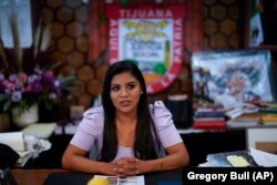 La alcaldesa de Tijuana Montserrat Caballero durante una entrevista en su oficina, el 24 de agosto pasado. (AP Photo/Gregory Bull)