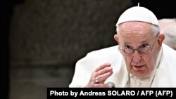 El Papa Francisco bendice a la audiencia en el Vaticano el 22 de febrero de 2023.