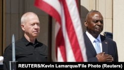 El secretario de Defensa de EEUU, Lloyd Austin, recibe al ministro de Defensa israelí, Yoav Gallant, en el Pentágono en Washington, D.C., el 25 de junio de 2024. (Reuters/Kevin Lamarque/Archivo)