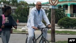 Alexey López, un cardiólogo de 59 años, trabaja en cuidados intensivos en un hospital de La Habana. López es uno de los más de 400.000 trabajadores de la salud que comenzaron a recibir este año incentivos para este sector (Foto de YAMIL LAGE / AFP)