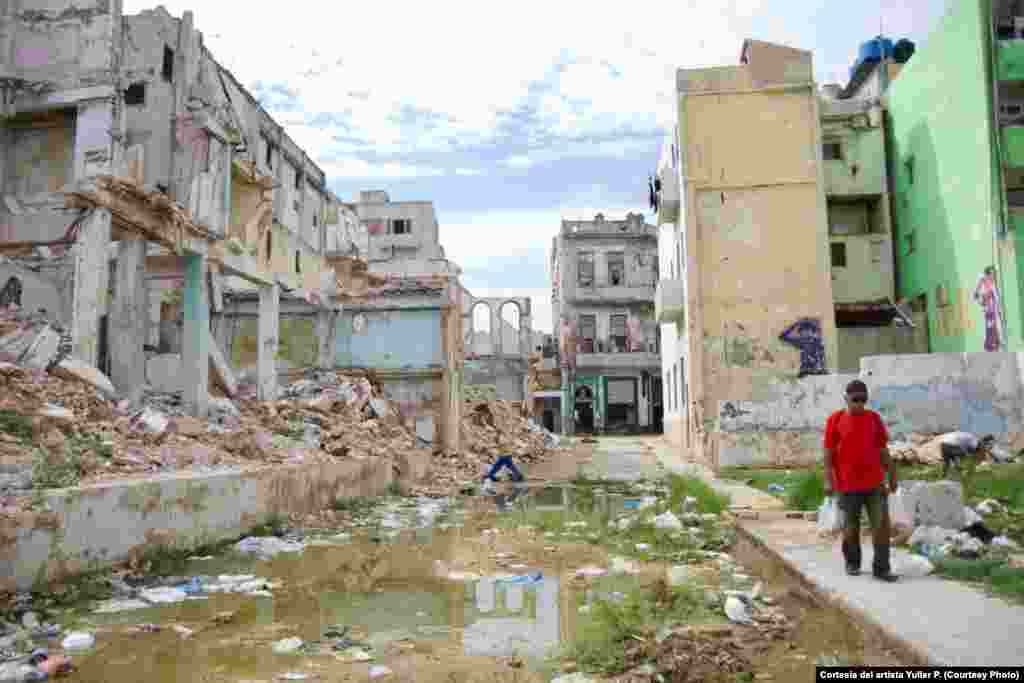 Obra del artista cubano Yulier P. El grafitero aprovecha las ruinas de los derrumbes, para insertar sus piezas en el espacio urbano.