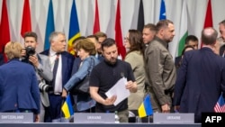 El presidente de Ucrania Volodymyr Zelenskyy atiende la sesión plenaria de la conferencia “Camino a la paz”, en Burgenstock, Suiza, este domingo 16 de junio. (URS FLUEELER/POOL/AFP)