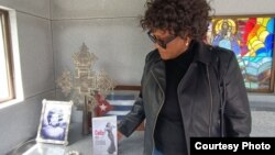 La investigadora Rosa Marquetti en la tumba de Celia Cruz, en el cementerio Woodlawn de Nueva York.