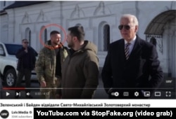 Zelenskyy y Biden visitando la Catedral de San Miguel en Kyiv. (Captura de video/YouTube.com vía StopFake.org)