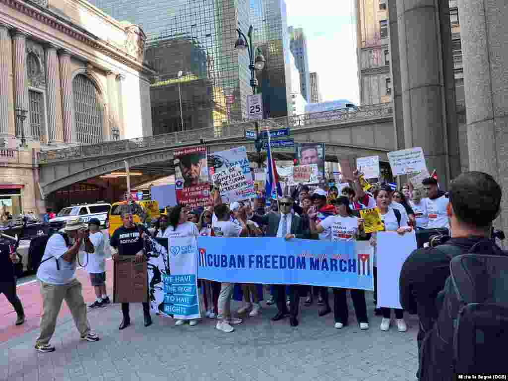 Exiliados cubanos marchan en Nueva York el 21 de septiembre de 2023.