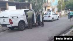 La policía llega al lugar del incendio en el que fallecieron tres miembros de una familia, en Buenavista, La Habana, el 3 de junio. (Foto: La Tijera/Facebook)