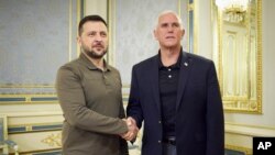 El presidente de Ucrania Volodymyr Zelenskyy recibe en Kyiv al exvicepresidente de EEUU Mike Pence. (Ukrainian Presidential Press Office via AP)