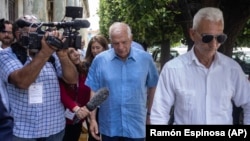 Josep Borrell, centro, tras reunirse con pequeños empresarios en La Habana, Cuba, el 25 de mayo pasado. (AP/Ramón Espinosa)