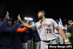 José Abreu (79), de los Astros de Houston es uno de los mejores bateadores cubanos que han pasado por Grandes Ligas en la última década. (Foto AP/Stacy Bengs)