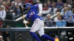 Adolis García, de los Rangers de Texas, lesionado en el Juego 3 de la Serie Mundial en contra de los Diamondbacks de Arizona. (AP Foto/Godofredo A. Vásquez)