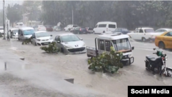 La calle 23 inundada por las lluvias. Tomado de un video de @14ymedio