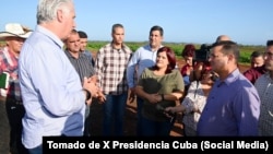 Díaz-Canel en el recorrido más reciente al municipio pinareño de La Palma.