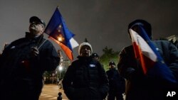 Protesta frente al edificio del parlamento de Polonia mientras los legisladores votan para aprobar la muy criticada legislación que permite a los políticos despedir a los jueces que critican sus decisiones, en enero de 2020. (AP/Czarek Sokolowski/Archivo)