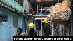 Derrumbe en Centro Habana, tras las lluvias de este martes. (Foto: Facebook Bomberos Cubanos)