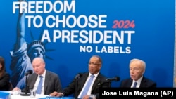 La dirección de No Labels e invitados, de izq. a der., Dan Webb, copresidente nacional; Dr. Benjamin F. Chavis, y el presidente fundador y exsenador Joe Lieberman, hablan sobre las elecciones de 2024 en el National Press Club, en Washington.