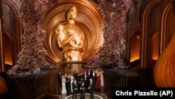 El elenco y el equipo de "Oppenheimer" aceptan el premio a la mejor película durante los Oscar el domingo 10 de marzo de 2024 en el Dolby Theatre de Los Ángeles. (Foto AP/Chris Pizzello)