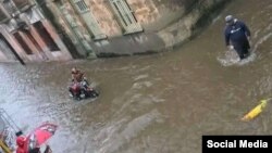 La esquina de las calles Academia y Pobre, en el centro de Camagüey, completamente inundada por las lluvias torrenciales.