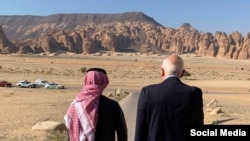 Josep Borrell junto al ministro de Exteriores del Reino de Arabia Saudita Faisal bin Farhan. (Foto: @JosepBorrellF)