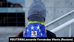 Un manifestante se cubre con una bandera durante una vigilia en homenaje a los ciudadanos detenidos, tras los controvertidos resultados electorales en Venezuela, el 8 de agosto de 2024. (Reuters/Leonardo Fernández Viloria/Archivo)